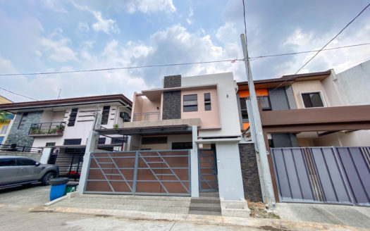 Brilliant5-BedroomHouseandLotforSaleinBFResortVillageLasPinas-1.jpg