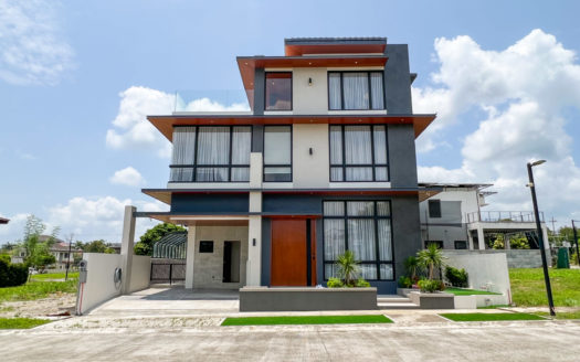 CustomDesigned4-BedroomHouseforSaleinSouthForbesCavite-1.jpg