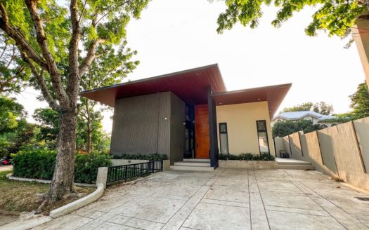 Sleek2-BedroomHousewithDesignerDetailsinCavite-1.jpg