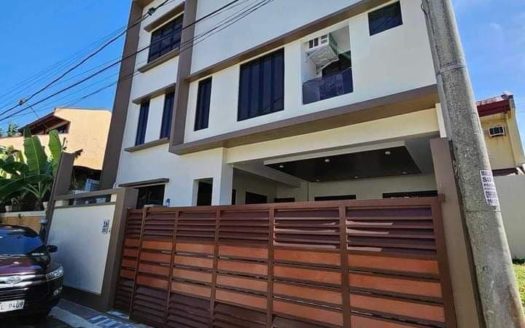 Lovely4-BedroomHouseforSaleinFortunataVillage,ParanaqueCity-1.jpg