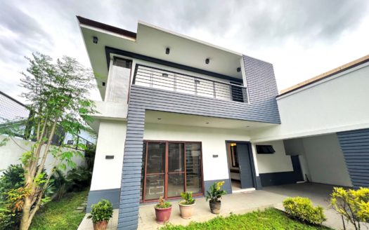 Spacious5-BedroomHouseandLotforSaleinMultinationalVillageParañaque-1.jpg