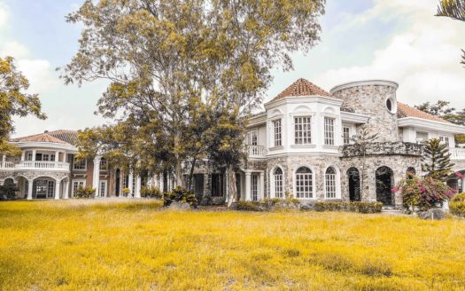 Presello -Who is the Owner of this Massive Abandoned Mansion? 