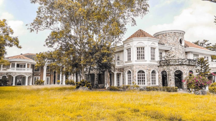 Presello -Who is the Owner of this Massive Abandoned Mansion? 