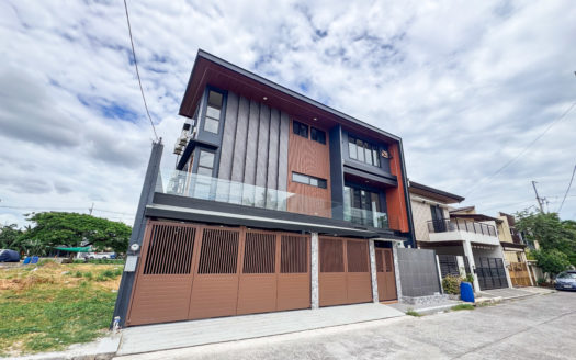 Brilliant6-BedroomHouseandLotinGreenwoodsExecutiveVillageTaytayRizal-1.jpg