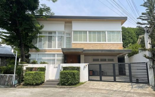 Stunning3-BedroomHouseandLotforSaleinUPS5Paranaque-1.jpg