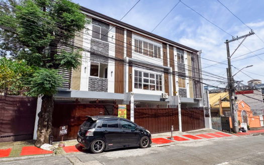 Vibrant3-BedroomTownhouseforSaleinBgy.Pinyahan,QuezonCity-1.jpg