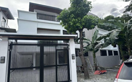Refined5-BedroomHouseandLotforSaleinEastvilleFilinvestCaintaRizal-1.jpg