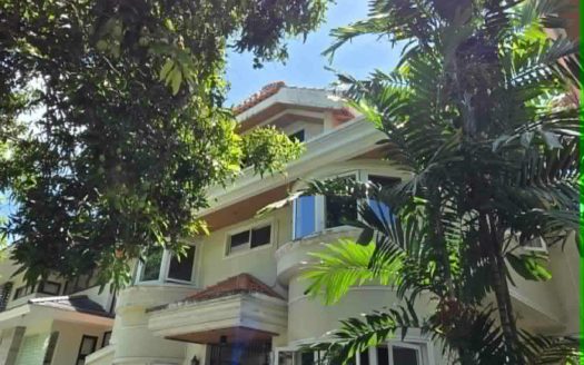 Gleaming7-BedroomHouseandLotforSaleinCapitolGolfersVillas-QuezonCity-1.jpg
