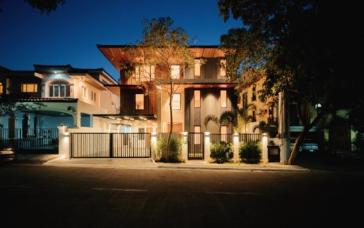 Luxurious6-BedroomHouseandLotforSaleinHillsboroughAlabangMuntinlupa-1.jpg